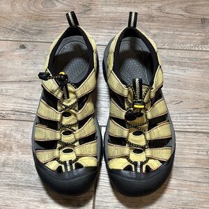 Keen Woman’s Yellow and Black Waterproof Outdoor Hiking Sandals Size 7